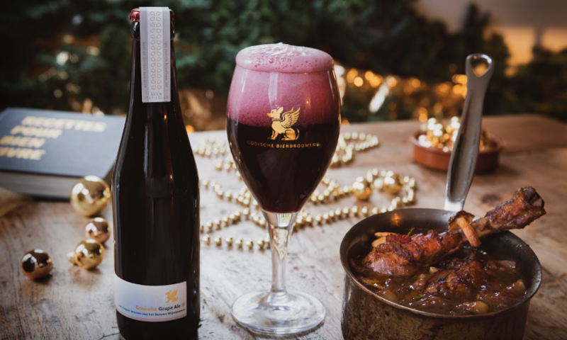 Gooische Grape Ale rood bij Scharrelkip met Rode Grape Ale saus, een  variant op Coq au vin. 